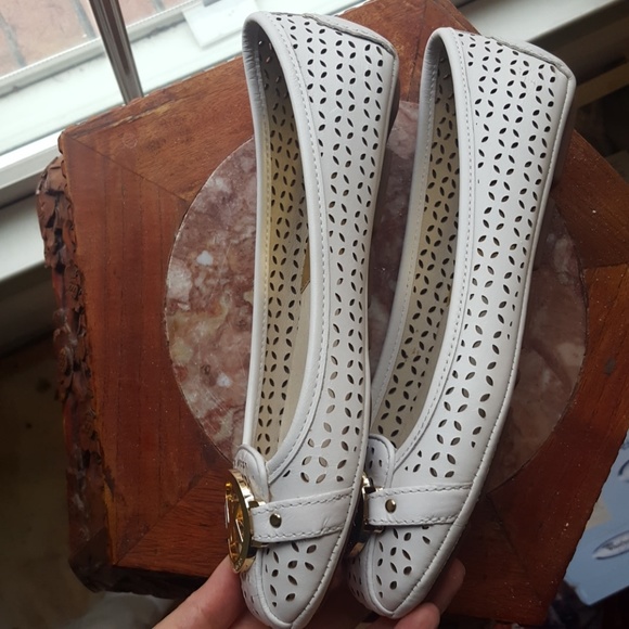 Michael Kors White & Gold Driving Mocs, size 7 - Picture 3 of 8